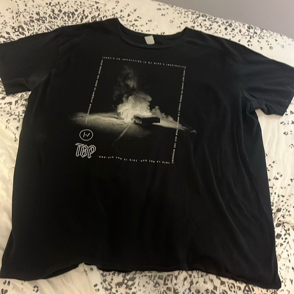 Hot Topic Twenty One (21) Pilots Graphic Tshirt. Size L